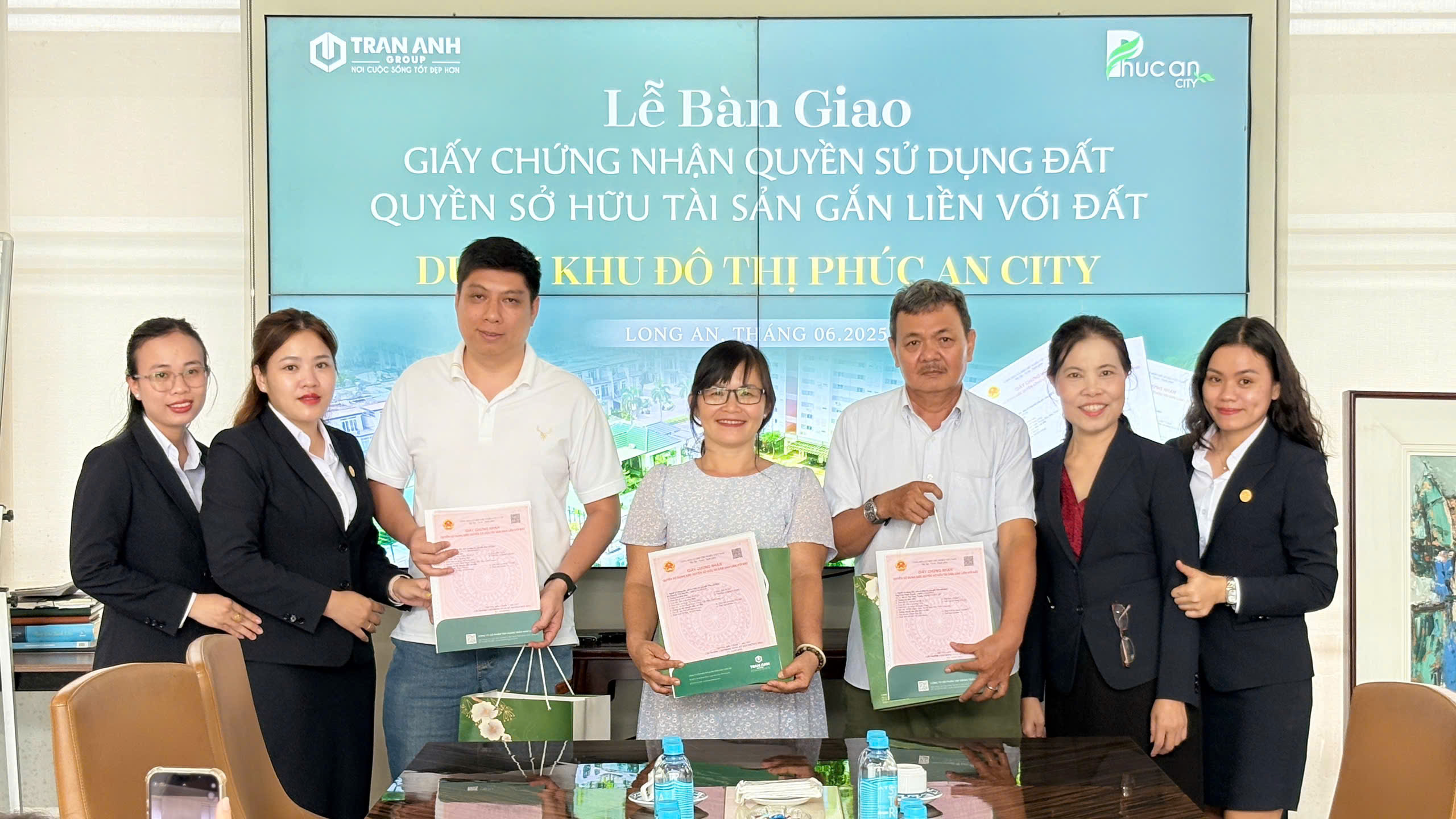 TRẦN ANH GROUP BÀN GIAO SỔ HỒNG CHO KHÁCH HÀNG CỦA DỰ ÁN PHÚC AN CITY